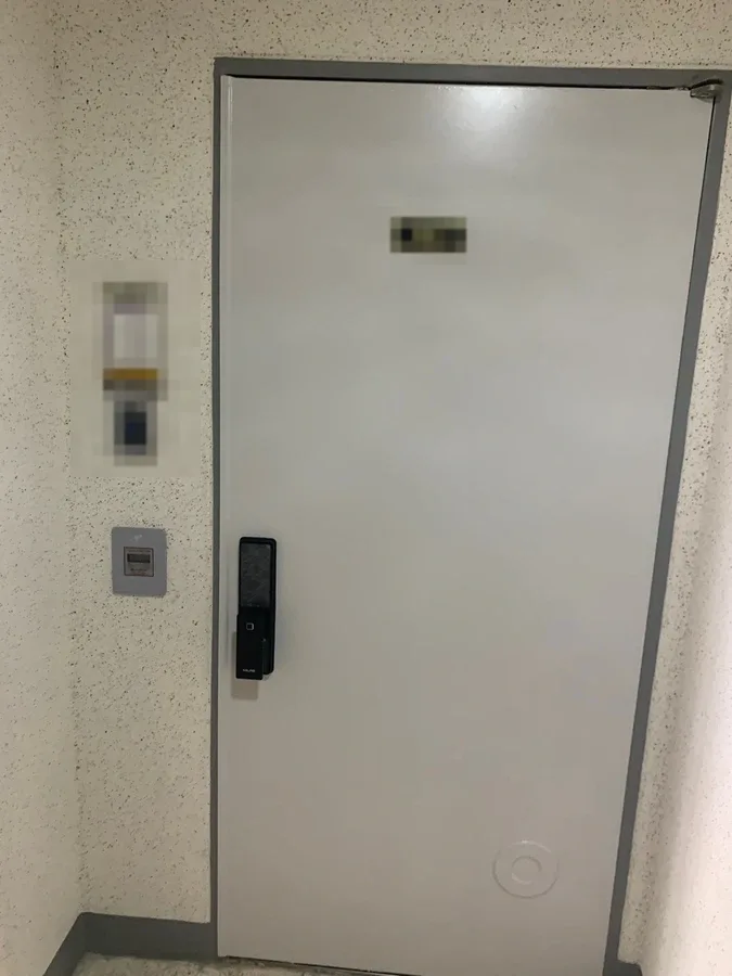 아파트 현관문 페인트 작업 후 모습