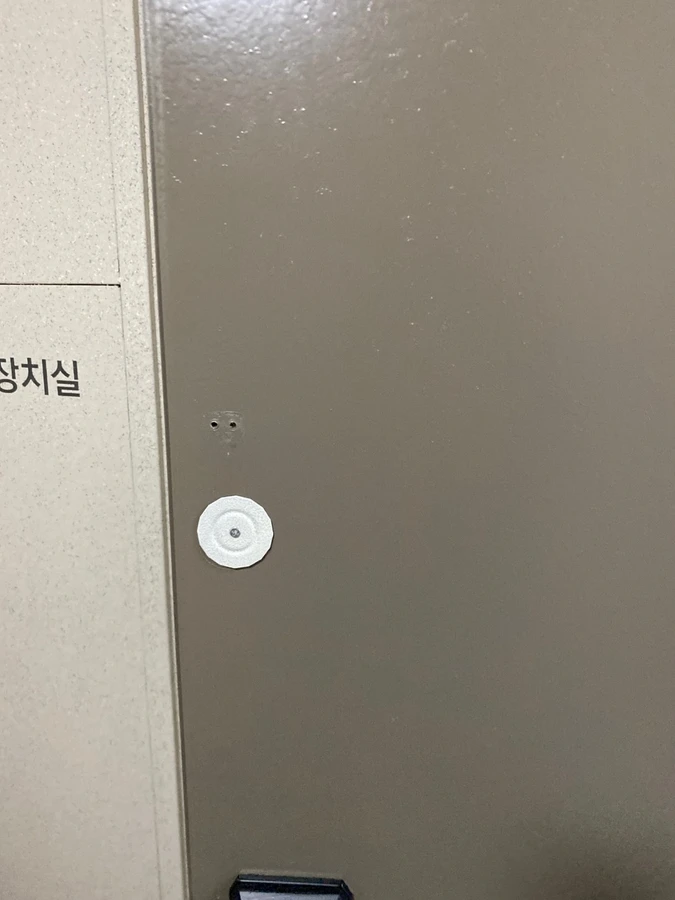 수원 주거 현관문 시공 전, 작은 자국들이 남은 모습