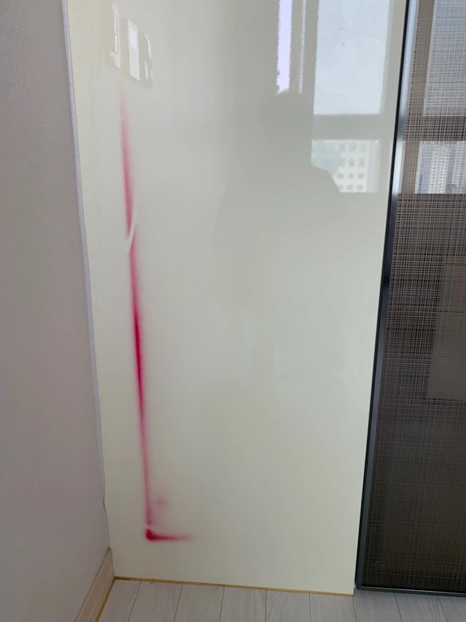 동작 상가 현관문 시공 전, 붉은 스프레이 자국이 남은 모습